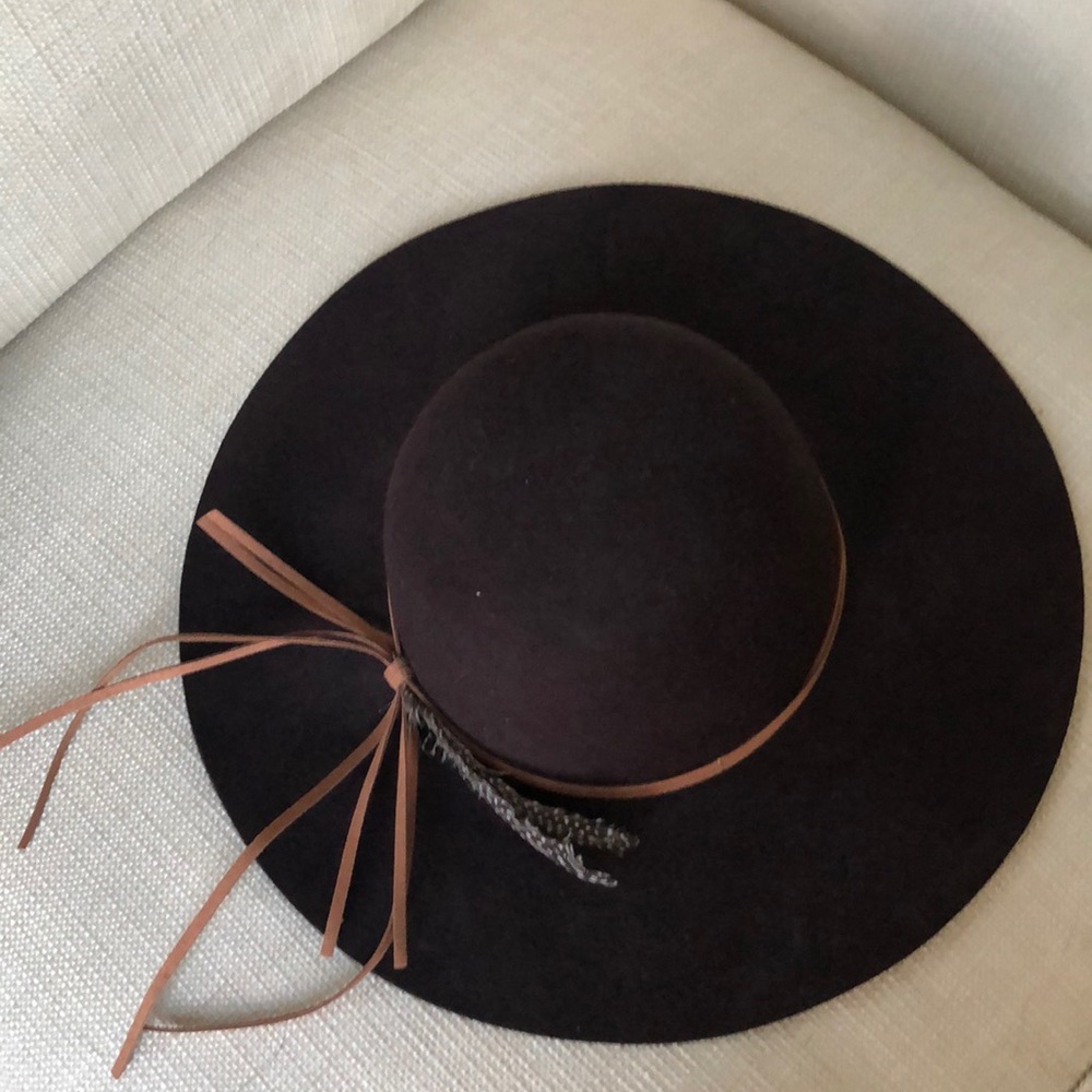 Floppy feather hat